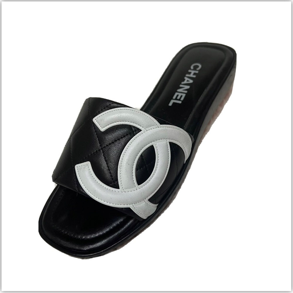 AUTHENTIC CHANEL ITALIAN MADE SIGNATURE LOGO SHOES, QUILTED SLIDES, 7-8